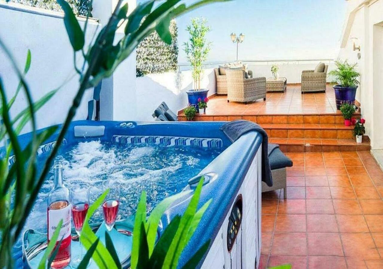 Apartemen ✰ Luxurious 5 Bedroom Penthouse. Sea Views. Hot Tub. Bbq. Golden Mile *